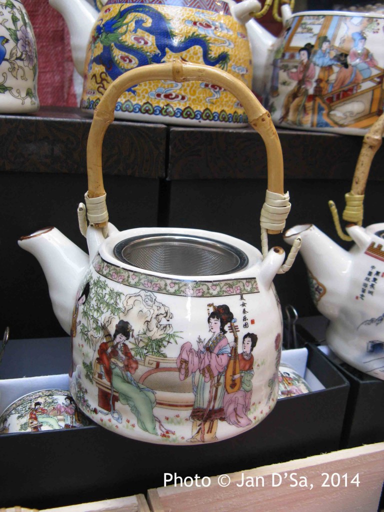 Oh! I so wanted to buy this kettle/tea pot. I have so many black tea bags from Hong Kong and Taiwan waiting to be used!
