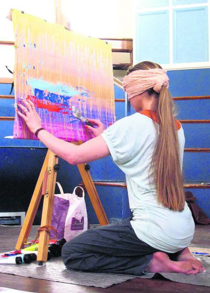 Olivia Boa paints blindfolded