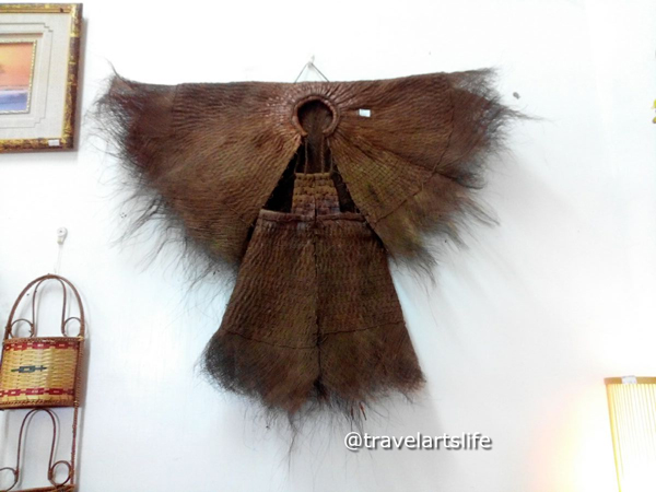 Cloak made of palm tree fibre and its waterproof